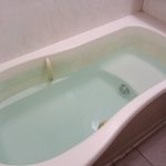浴槽に付いたピンク色の汚れが取れない原因と掃除方法